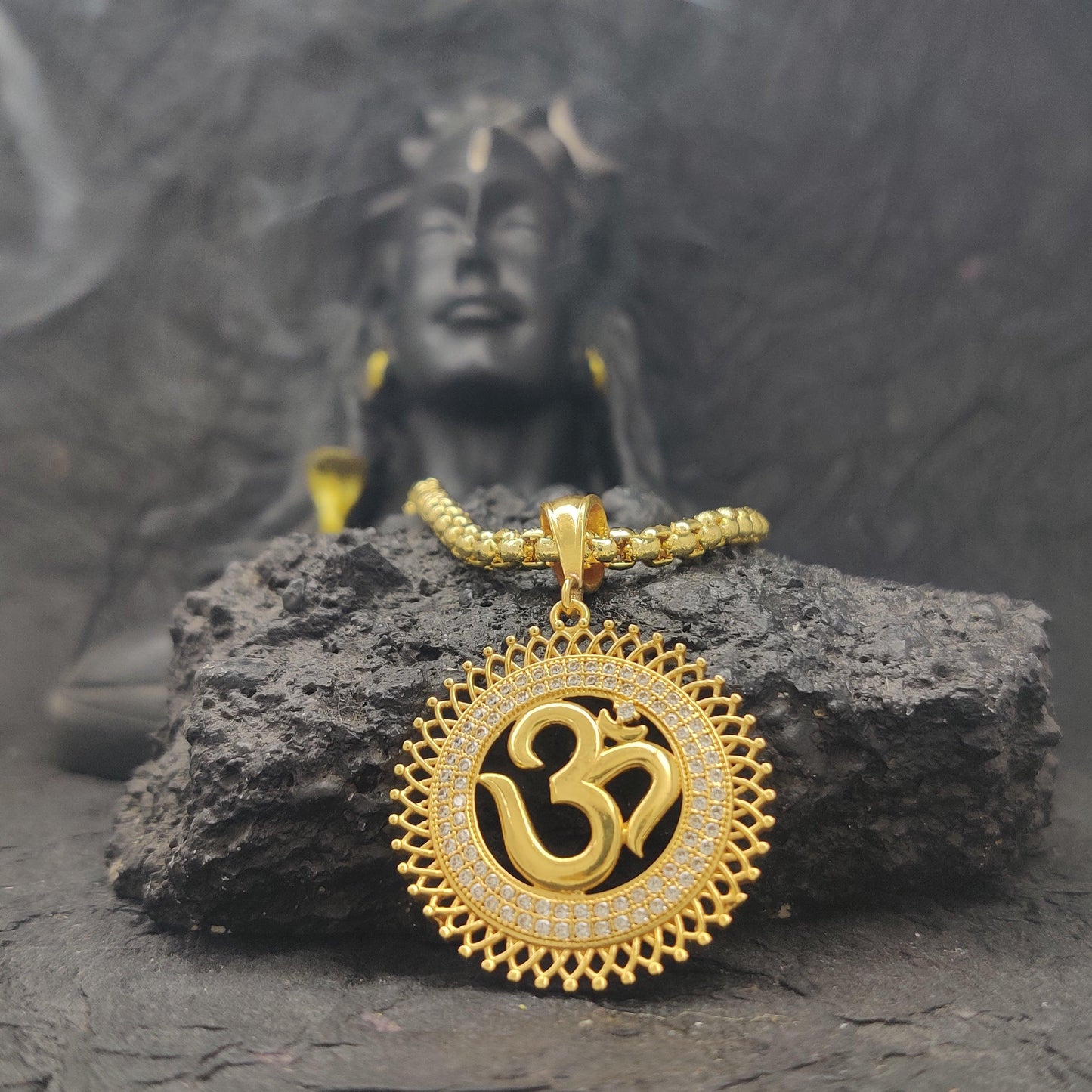 OM Yashasvi Pendant with Chain